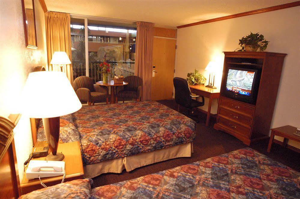 Boulder Outlook Hotel & Suites الغرفة الصورة